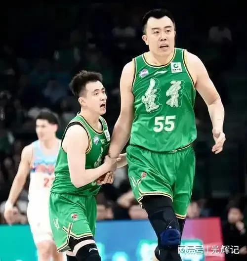 阿尔勒队成功逆转战局，赢得了关键比赛的简单介绍