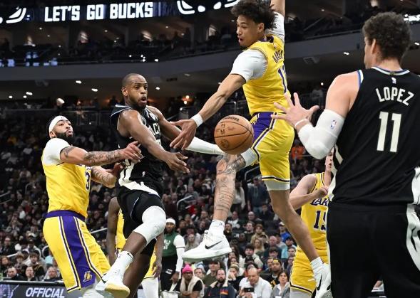 包含NBA巨星在比赛中绽放：湖人队员以惊人速度取得领先的词条